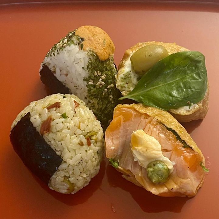 おにぎりは「トマト、バジルとオリーブ」「トビッコ炒飯」。 いなり寿司は「ブラータとピスタチオ」「サーモンポン酢とモッツァレラ」