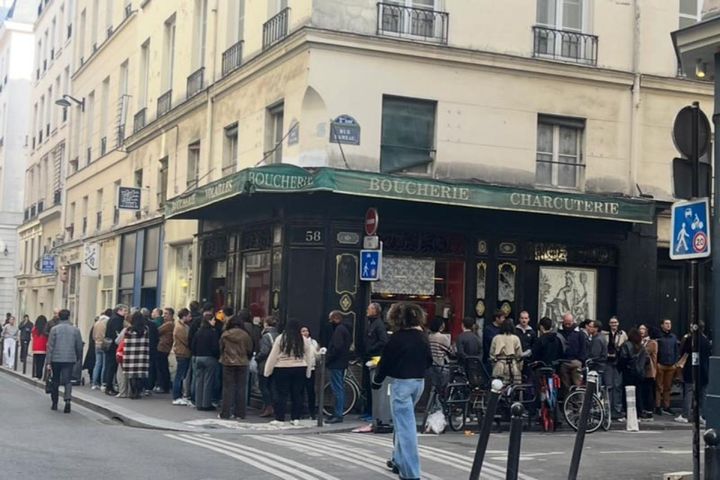 丼物とおにぎりの店では、ランチタイムの行列が！