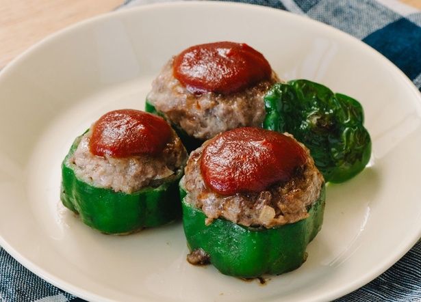 ひと口サイズで食べやすい「ピーマンの肉詰め」 （C）キキ／KADOKAWA