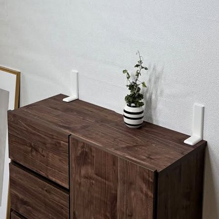 地震被害に備えた家具転倒防止補助金具「ストップ！Lくん」新発売