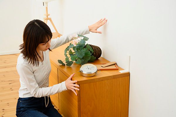 地震被害に備えた家具転倒防止補助金具「ストップ！Lくん」新発売