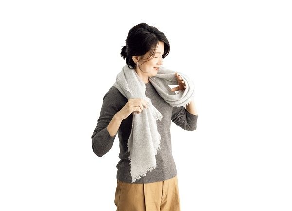 半分にしたまま首にかけ、片方を輪にして、反対側の両方の先端を通す