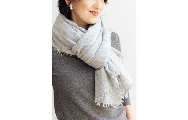 フリンジで動きを出したり、編み目や光沢など素材感があると地味にならない