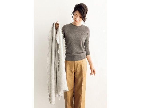 ストールをラフに真ん中あたりで持って、長さを半分にする