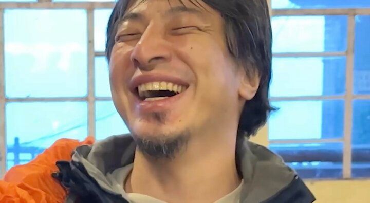 【写真・画像】「ひろゆき置いていかれたの？」インドで置き去りにされるひろゆきの姿に視聴者爆笑「チラ見せおもろすぎw」「ひろゆきを探せLv1」 1枚目