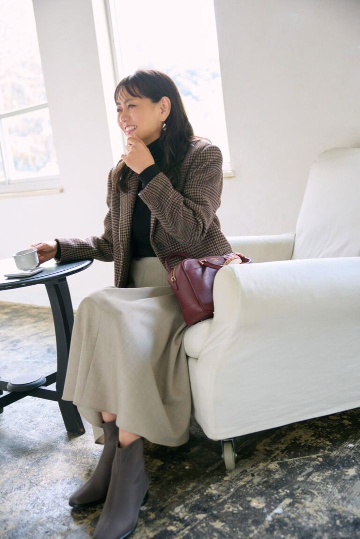 スカーフ¥22,000／マニプリ、ピアス¥34,650／インツー・デザイン（ズットホリック）