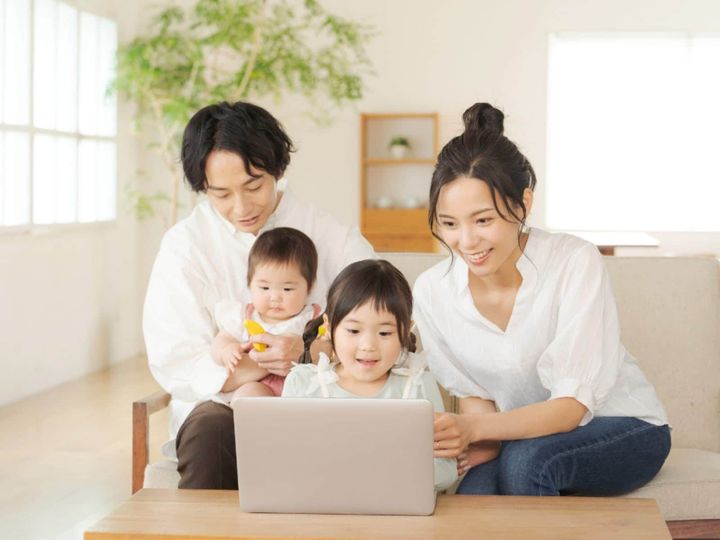 東京都は未就学児の保護者向けにネットリテラシー啓発活動を実施。スマホ低年齢化に伴う不安を解消し、安全利用のための家庭内ルール作りの重要性を伝えます。