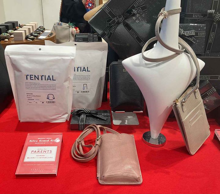 画像: 【BARNEYS NEW YORK】バッグ¥26,400、【BAKUNE】ロングスリーブTシャツ￥14,960、パンツ￥14,960 www.barneys.co.jp