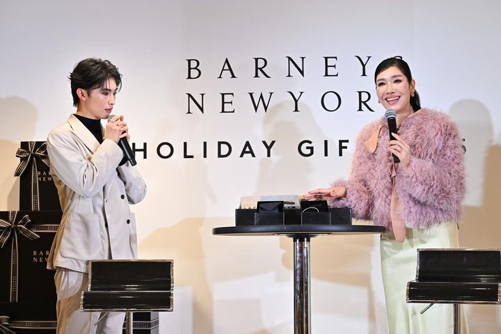 画像: 【MALCOLM BETTS】バングル￥319,000 www.barneys.co.jp