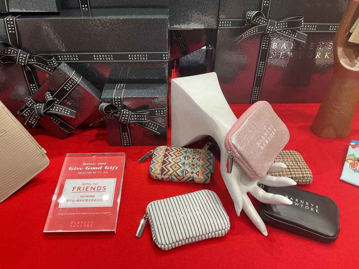 画像: 【BARNEYS NEW YORK】チョコレート入りポーチ各¥1,980 www.barneys.co.jp