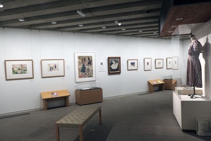 「装いの翼 いわさきちひろ、茨木のり子、岡上淑子」展示風景