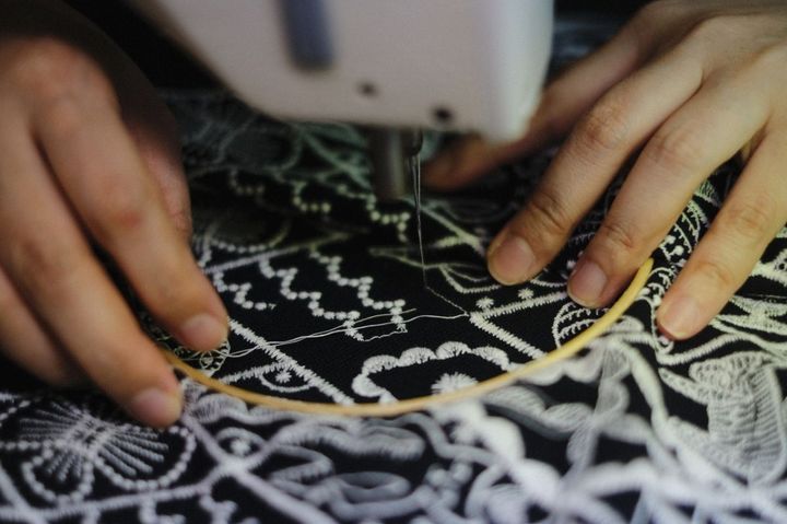 世田谷美術館「つぐ minä perhonen」より 刺繍工場での補修作業 手元風景 Photo: Yayoi Arimoto 