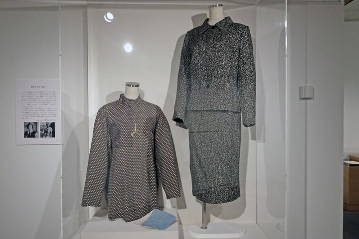 茨木のり子が着用していたイッセイミヤケのメンズシャツ（左）と、イタリアのブランド、ヘルノのスーツ