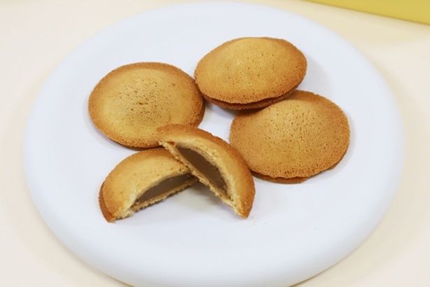 中央が膨らんだユニークな形をした「フォンダンサンド」。薄焼きのラングドシャで生バターキャラメルを包んでいる