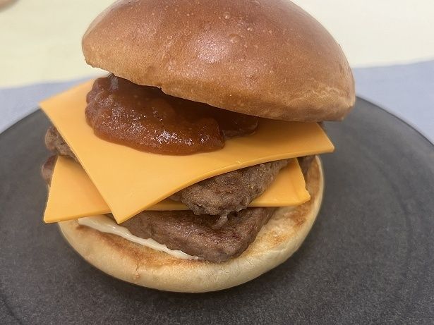 【写真】黒毛和牛のパティを2枚重ねた贅沢なバーガー