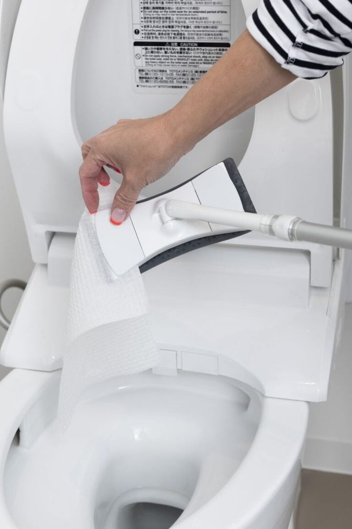 クイックルミニワイパーからシートを外すところ