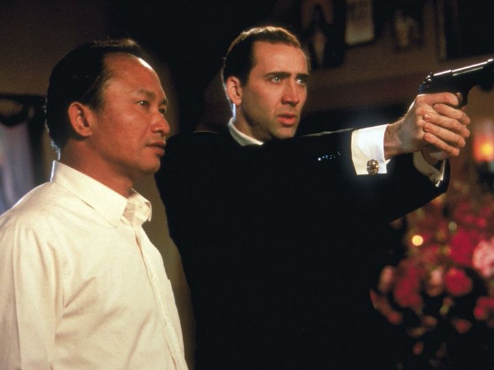 映画『フェイス／オフ』（1997）でのジョン・ウー監督とニコラス・ケイジ 写真提供：AFLO width=