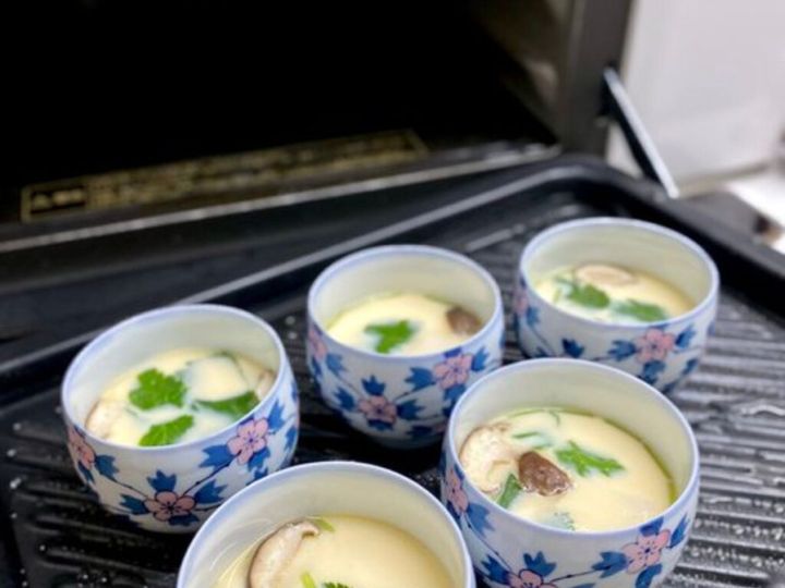 家庭で茶碗蒸しを作るのは、意外と難しいもの。火加減や蒸し時間を少し間違えると、表面に「す」と呼ばれる気泡の穴ができてしまいます。