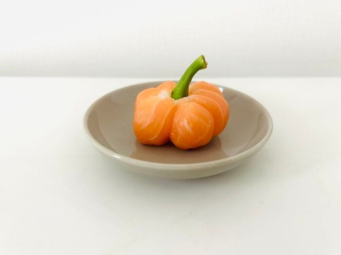 サーモンのお刺身がとびきり可愛い「ミニかぼちゃ」に大変身！おもてなしにもぴったりのアレンジです♪