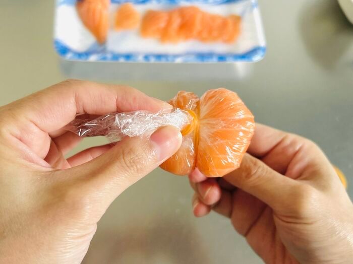 サーモンのお刺身がとびきり可愛い「ミニかぼちゃ」に大変身！おもてなしにもぴったりのアレンジです♪