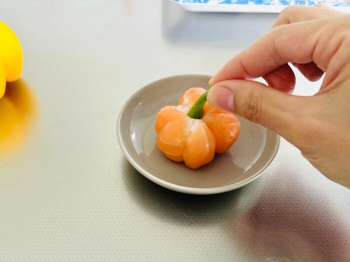 サーモンのお刺身がとびきり可愛い「ミニかぼちゃ」に大変身！おもてなしにもぴったりのアレンジです♪