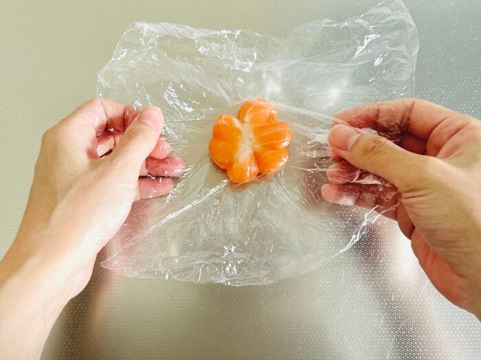 サーモンのお刺身がとびきり可愛い「ミニかぼちゃ」に大変身！おもてなしにもぴったりのアレンジです♪