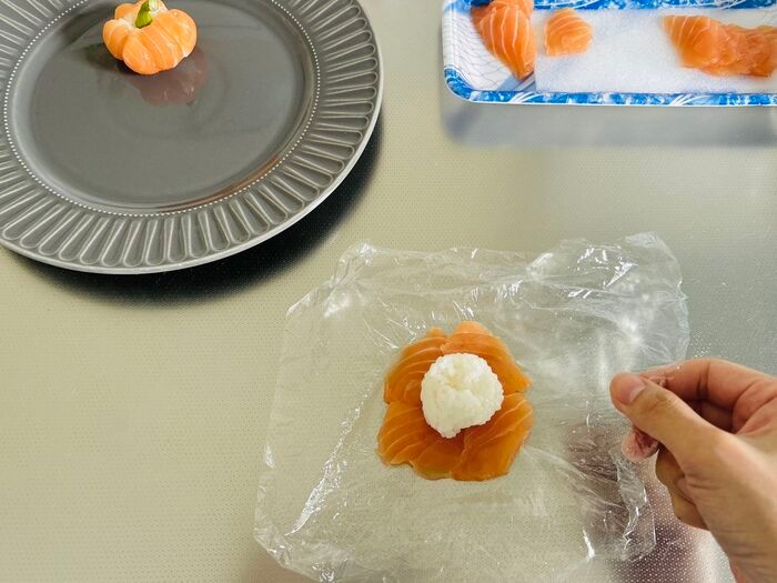 サーモンのお刺身がとびきり可愛い「ミニかぼちゃ」に大変身！おもてなしにもぴったりのアレンジです♪