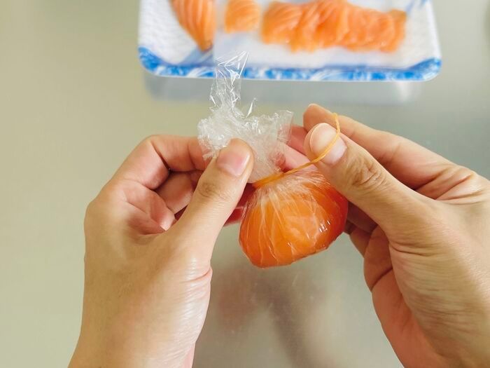 サーモンのお刺身がとびきり可愛い「ミニかぼちゃ」に大変身！おもてなしにもぴったりのアレンジです♪