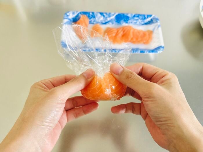 サーモンのお刺身がとびきり可愛い「ミニかぼちゃ」に大変身！おもてなしにもぴったりのアレンジです♪