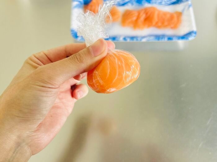 サーモンのお刺身がとびきり可愛い「ミニかぼちゃ」に大変身！おもてなしにもぴったりのアレンジです♪