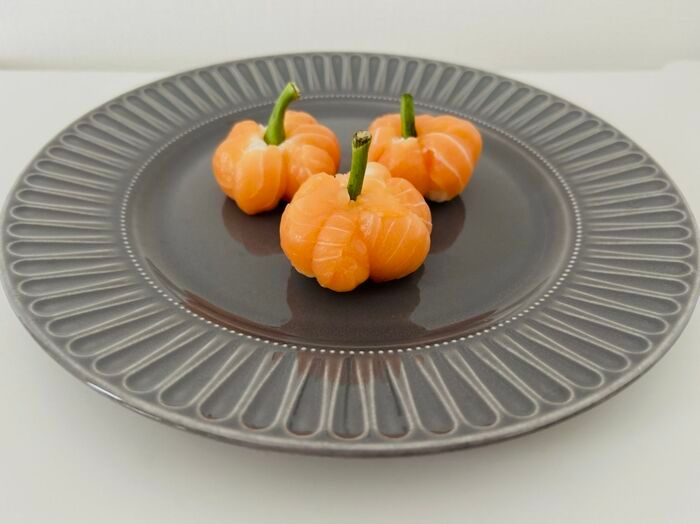 サーモンのお刺身がとびきり可愛い「ミニかぼちゃ」に大変身！おもてなしにもぴったりのアレンジです♪