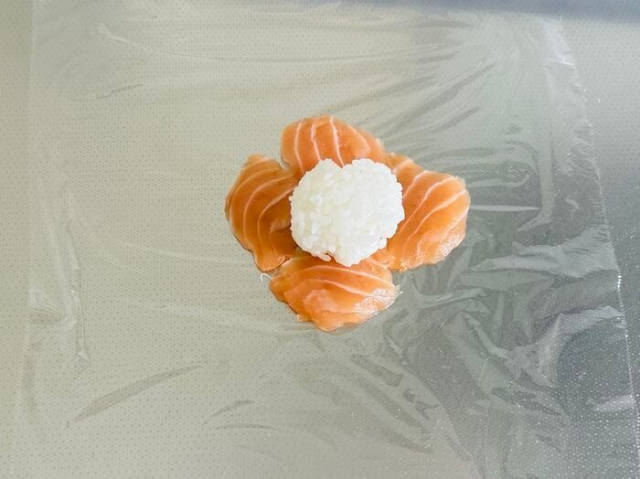 サーモンのお刺身がとびきり可愛い「ミニかぼちゃ」に大変身！おもてなしにもぴったりのアレンジです♪