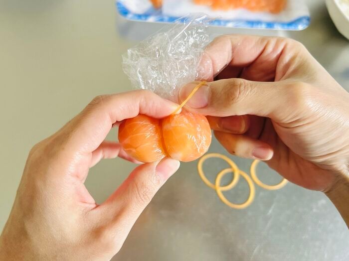 サーモンのお刺身がとびきり可愛い「ミニかぼちゃ」に大変身！おもてなしにもぴったりのアレンジです♪