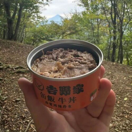 「吉野家 缶飯牛丼」を山頂で食べたらうますぎた…！ 進化系非常食グルメ頂上決戦はココイチ、カップヌードルを抑えてまさかの優勝