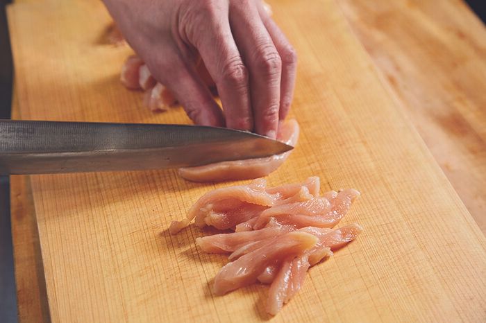 【笠原将弘さん】1枚150円の鶏むねで作る「チンジャオチキン」の作り方。ロース以上の美味しさに仕上がります！