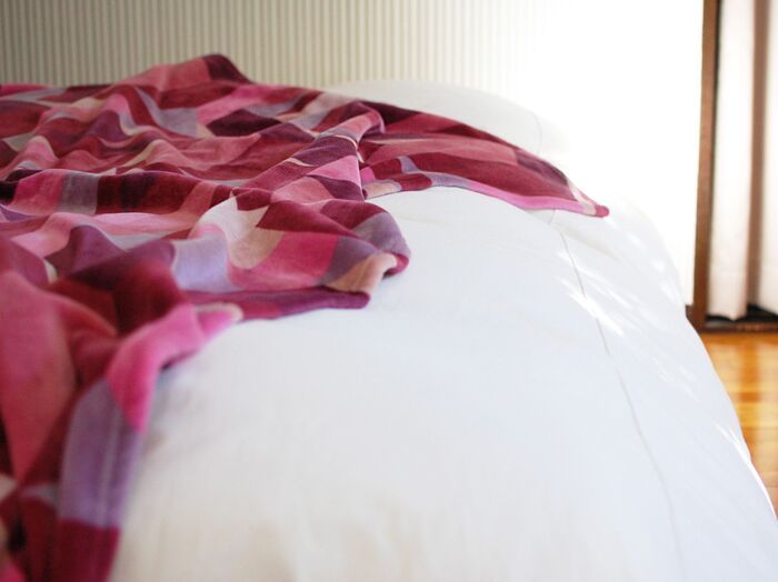 本当に暖かい「毛布のかけ方」順番を逆にするだけで変わる！？今夜から実践！