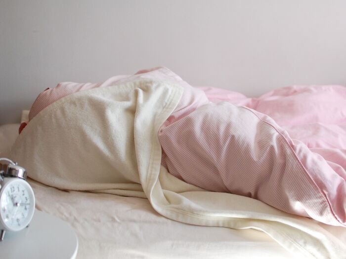 本当に暖かい「毛布のかけ方」順番を逆にするだけで変わる！？今夜から実践！