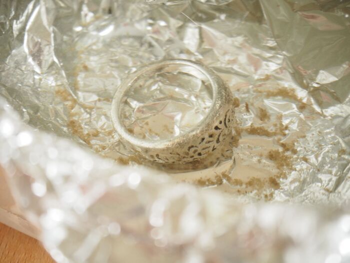 『重曹×アルミホイル』の威力がすごすぎた！黒ずんだシルバーが秒で大復活！？