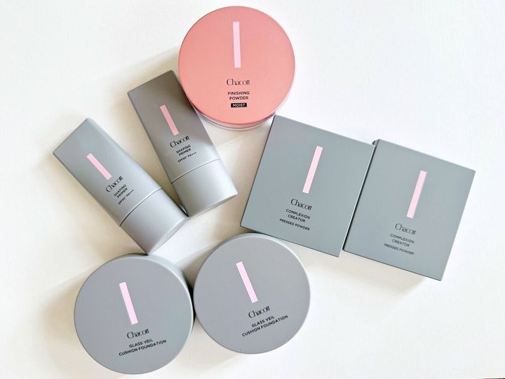 SNSでも話題のチャコット・コスメティクス。バレエ業界のメイクから生まれただけあって崩れにくさはお墨付きで、ベースメイクが特に人気です。そこで今回は、チャコット・コスメティクスを代表するアイテムや秋の新作をご紹介します。