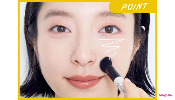 黄ぐすみのメイク直しにおすすめ フェイスパウダーをのせる 長井かおり