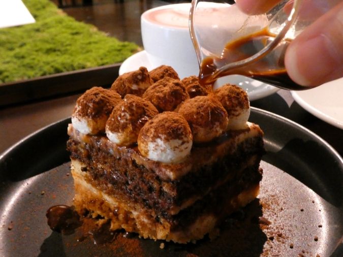 ムエンコーヒー ティラミス エスプレッソをかけているシーン