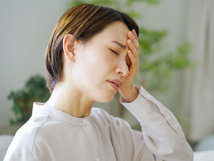 【公認心理師が回答】イライラや憂うつを感じやすくなる更年期は、自分を責めず「今の自分」を受け入れる工夫が大切です。「これまで」ではなく「これから」に目を向けるために、考え方のコツをご紹介します。