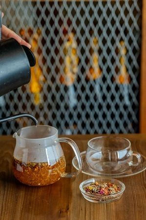 【東京都渋谷区】ポッドキャスト番組から誕生！薬酒・薬茶・薬膳カレーの店「喫茶 植物最高」が開業