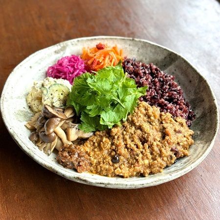 【東京都渋谷区】ポッドキャスト番組から誕生！薬酒・薬茶・薬膳カレーの店「喫茶 植物最高」が開業