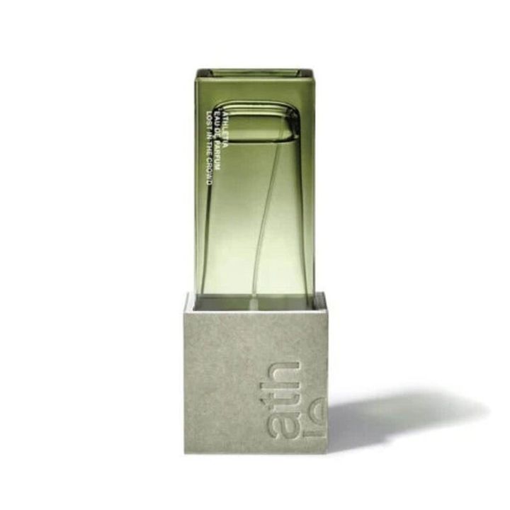 肌が持つ香りの成分である1-ドデカノールを香りのキー成分として配合。90％以上、天然植物由来の香料を使用し、生命力を感じさせる香りに。アスレティア オードパルファン LOST IN THE CROWD 47mL 1万6500円（athletia）