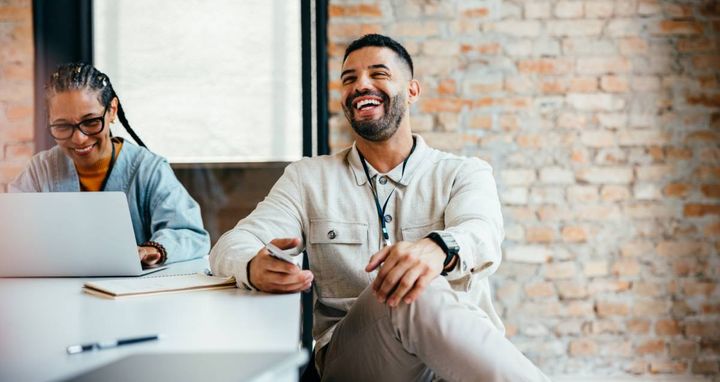 笑顔で話し合いに参加する男性