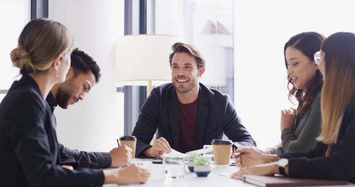 会議を進行する男性