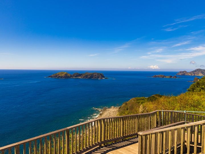 All About ニュース編集部が全国250人を対象に実施した絶景スポットに関するアンケートの調査結果から、好き＆行ってみたい「東京都・離島エリア（伊豆諸島・小笠原諸島）の絶景スポット」ランキングを発表！ 2位「ウェザーステーション展望台」を抑えた1位は？