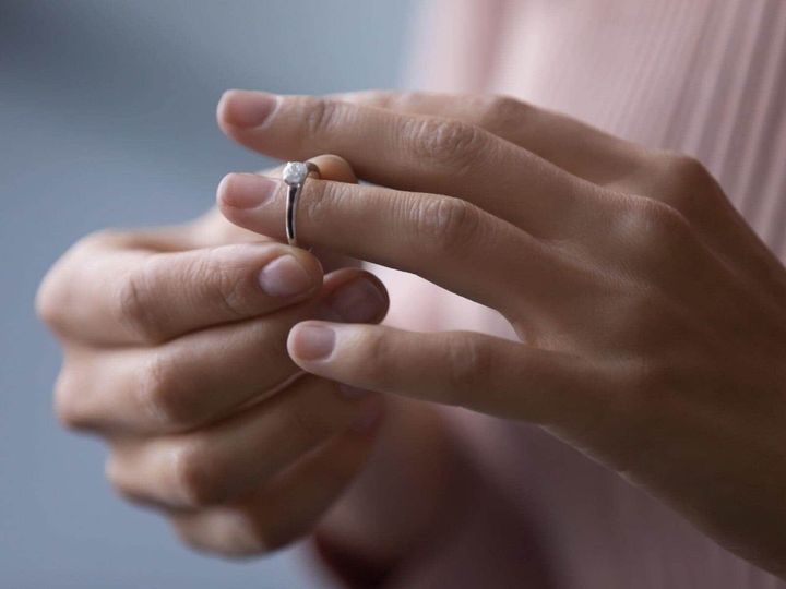 離婚の危機を乗り越えた夫婦は、「5つの変化」を経験しています。関係修復に必要な変化について、夫婦問題の専門家が解説します。 ※画像：Shutterstock.com