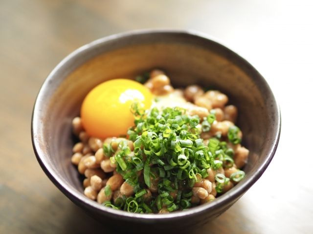 腸活のための納豆、ネギ、卵